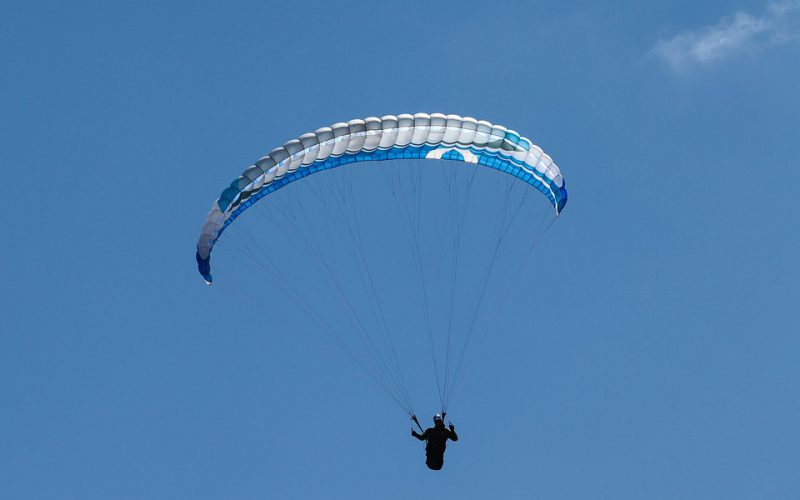 Skok ze spadochronem – w jaki sposób przygotować się do niego